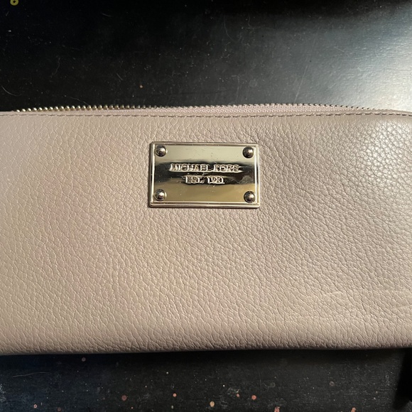 Michael Kors Large Jet Set Continental zip around travel wallet dove gray - Picture 1 of 3